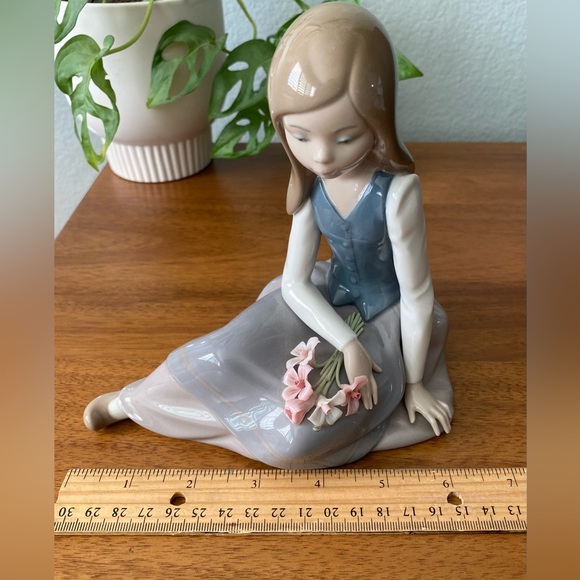 LLADRO "Nostalgia" Young Girl With Flowers Figurine Jovencita Pensativa #5071 - Picture 11 of 11